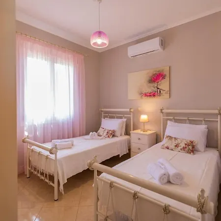 Aleli With Tennis Court *