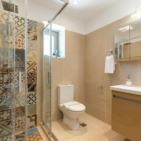 Aleli With Tennis Court *