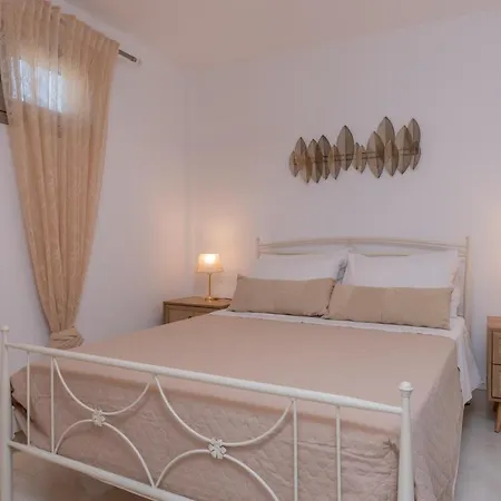 Aleli With Tennis Court *