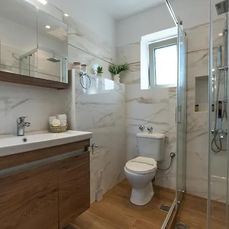 Aleli With Tennis Court