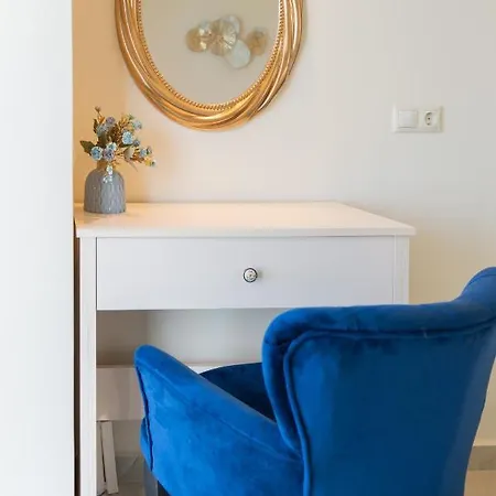 Aleli With Tennis Court