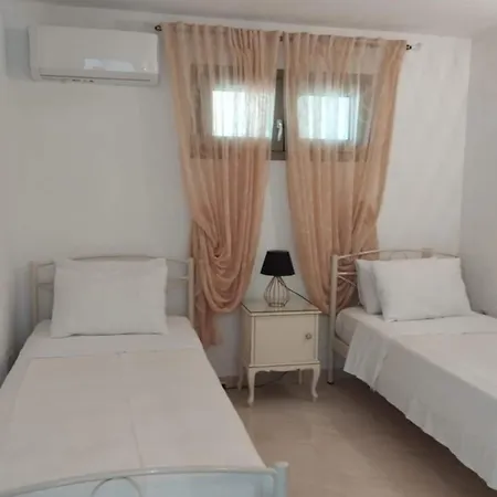 Vila Aleli With Tennis Court *
