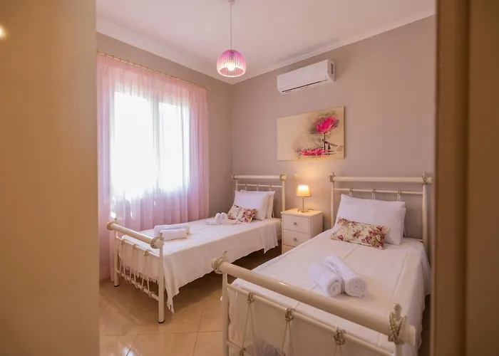 Aleli With Tennis Court *