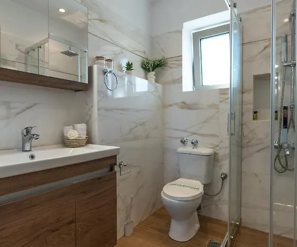 Aleli With Tennis Court